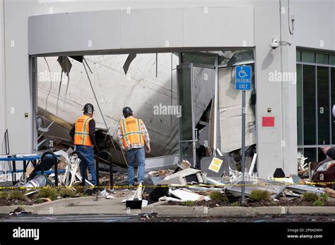 One dead, one injured in Oakland warehouse roof collapse